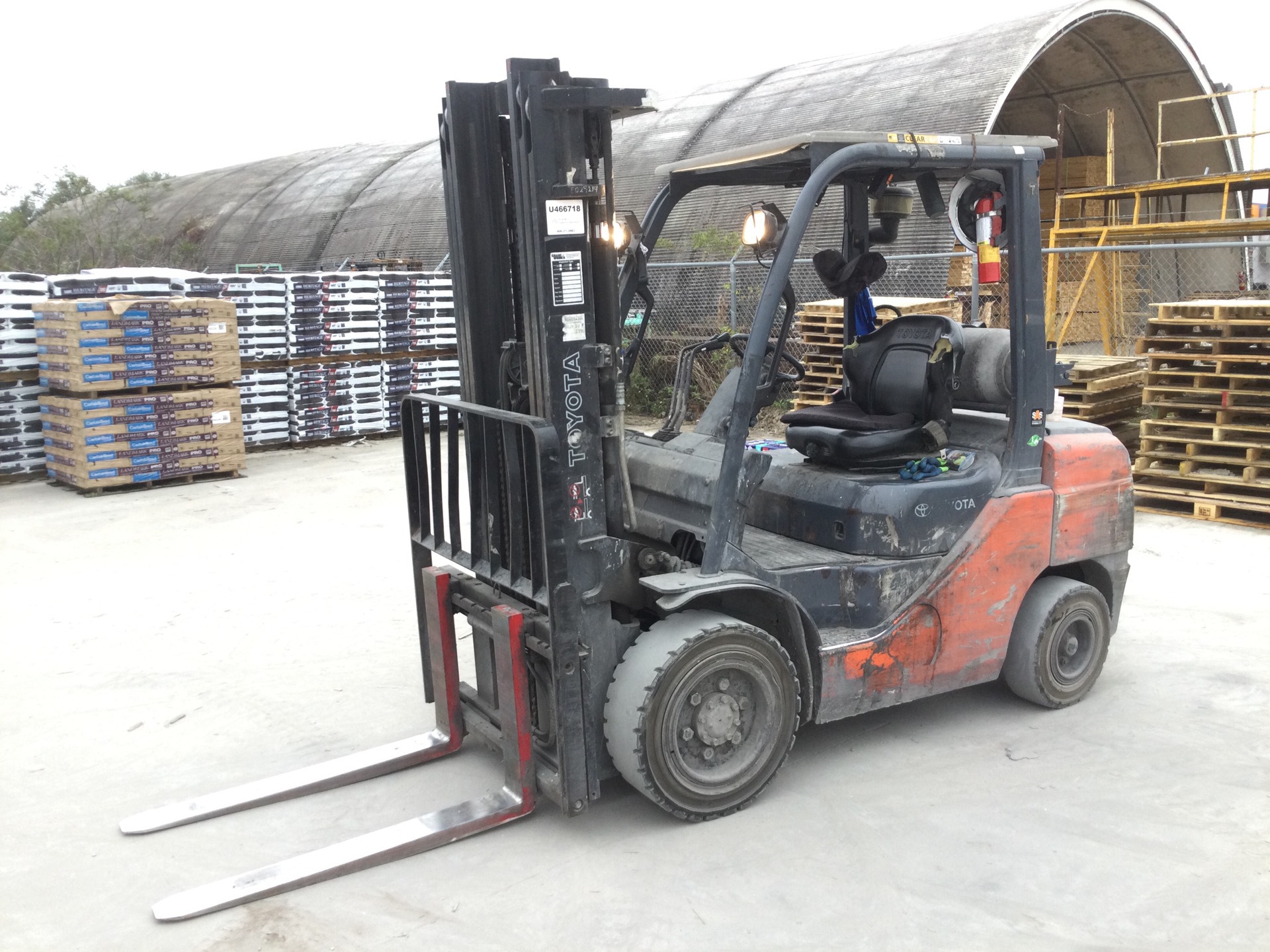 2015 Toyota 8FGU30 5620 lb Pneumatic Tire Forklift