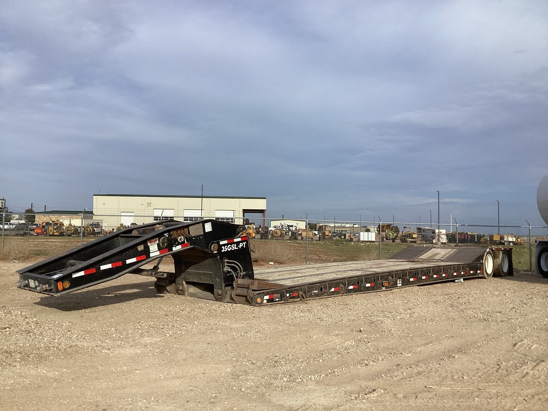 2005 Eager Beaver 35GSL 38 ft T/A Removable Gooseneck Lowboy Trailer