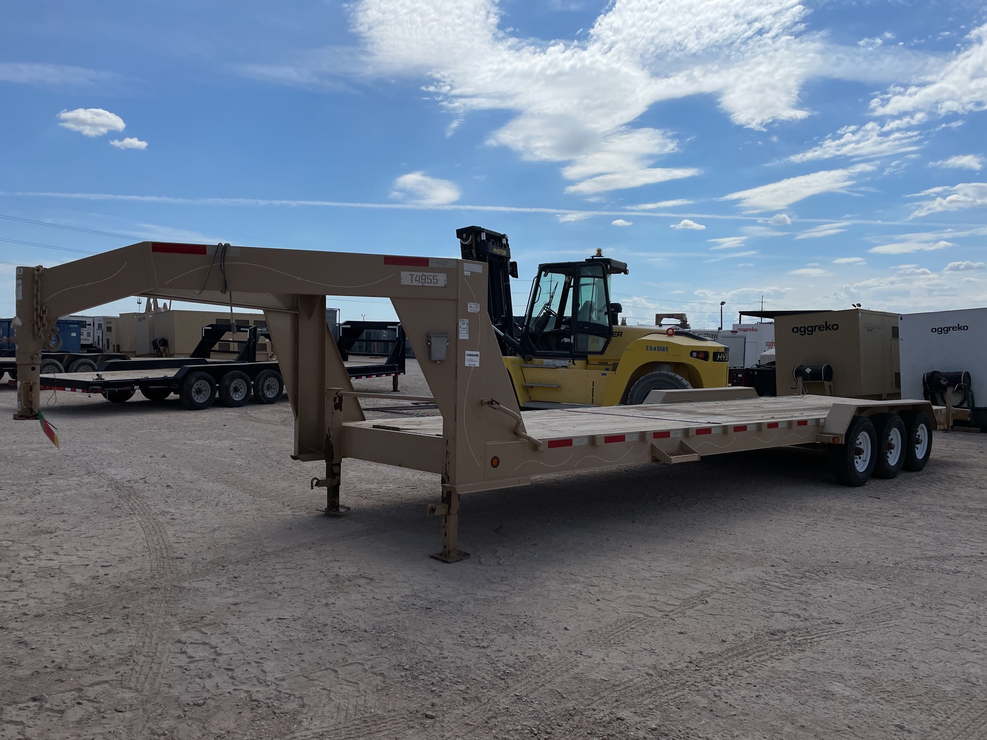 2015 ABU 30 ft Tri/A Gooseneck Flatbed Trailer