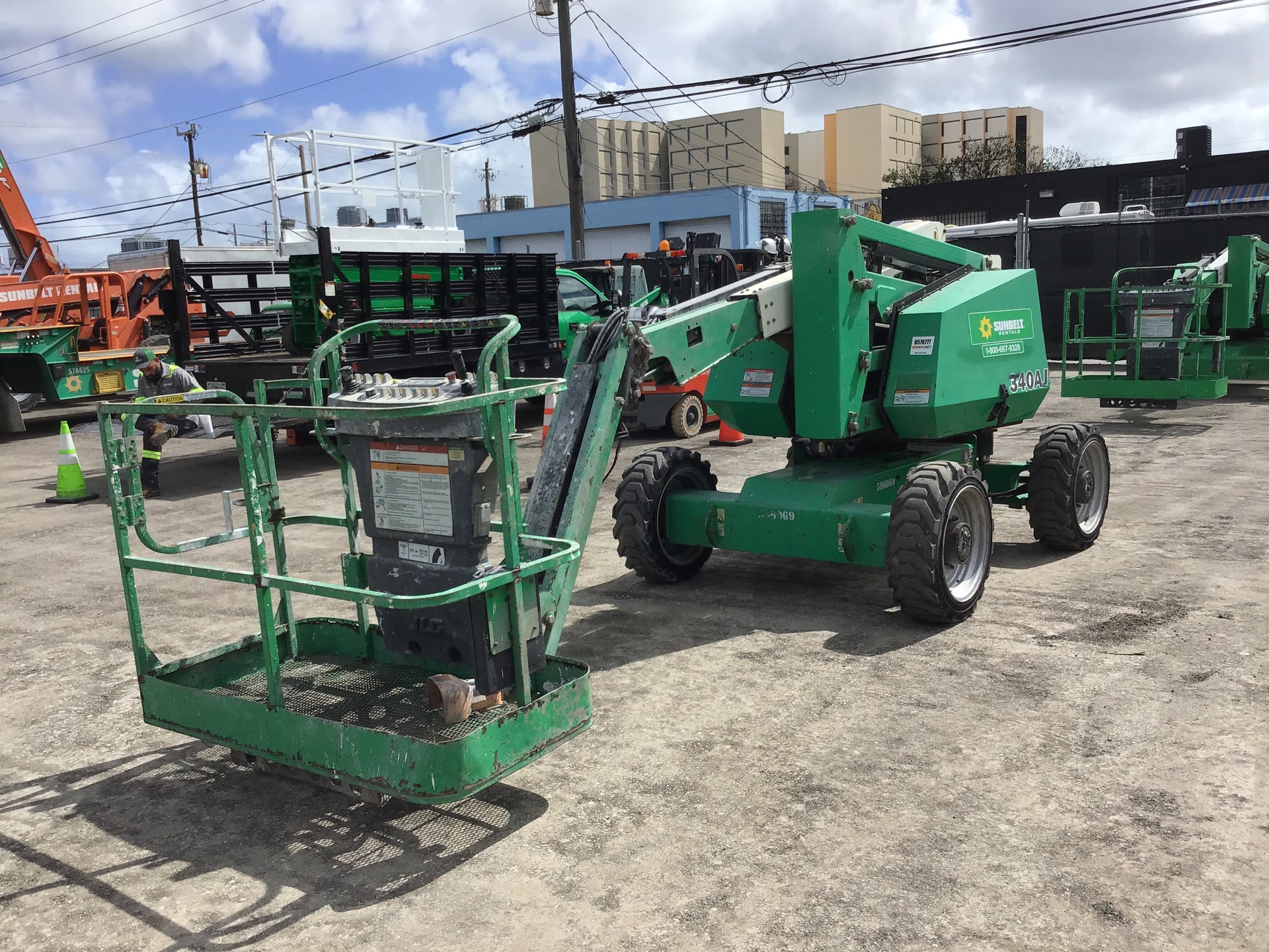 2014 JLG 340AJ 4WD Diesel Articulating Boom Lift