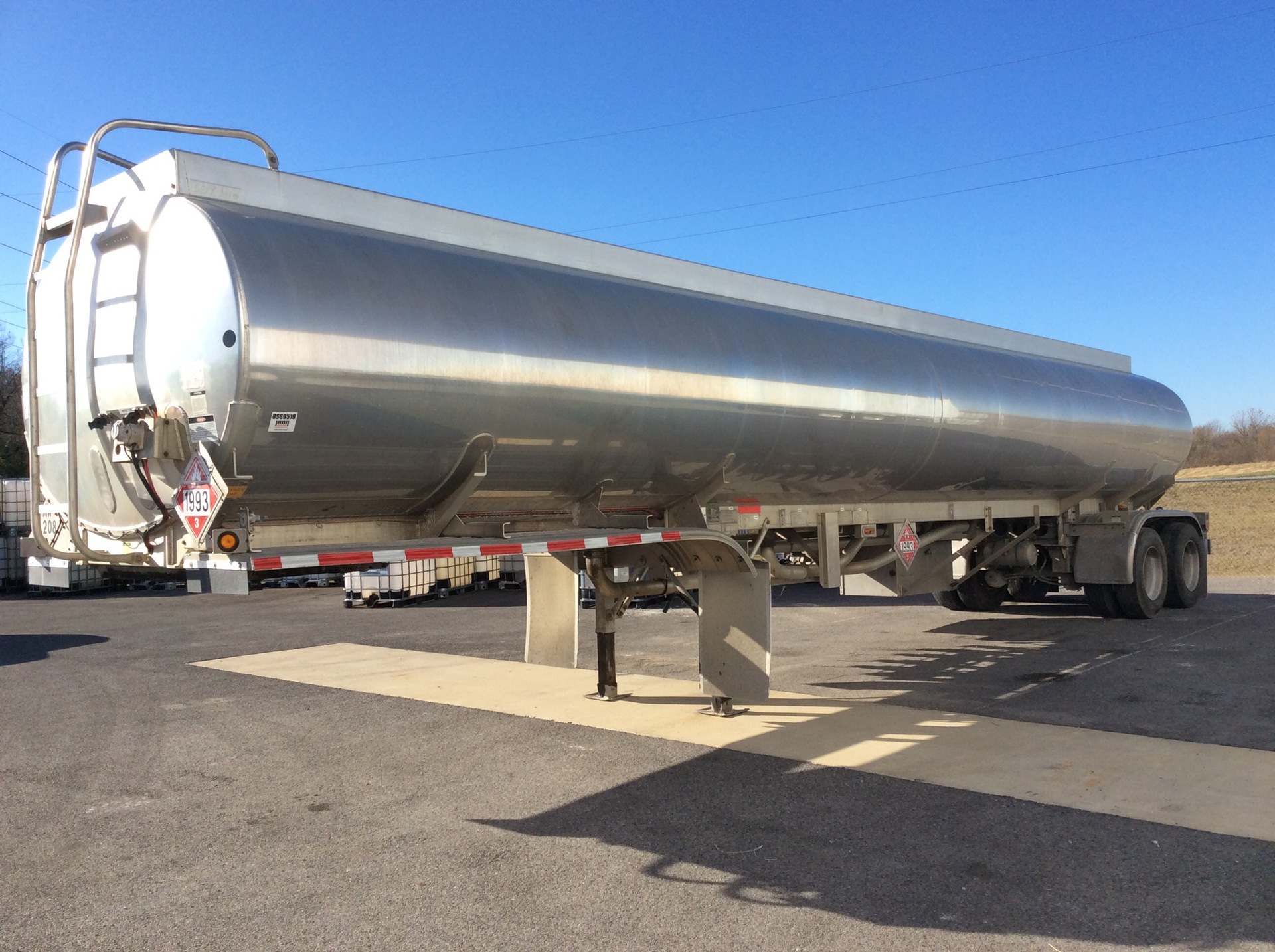 2007 LBT 8500 gal T/A Tanker Trailer