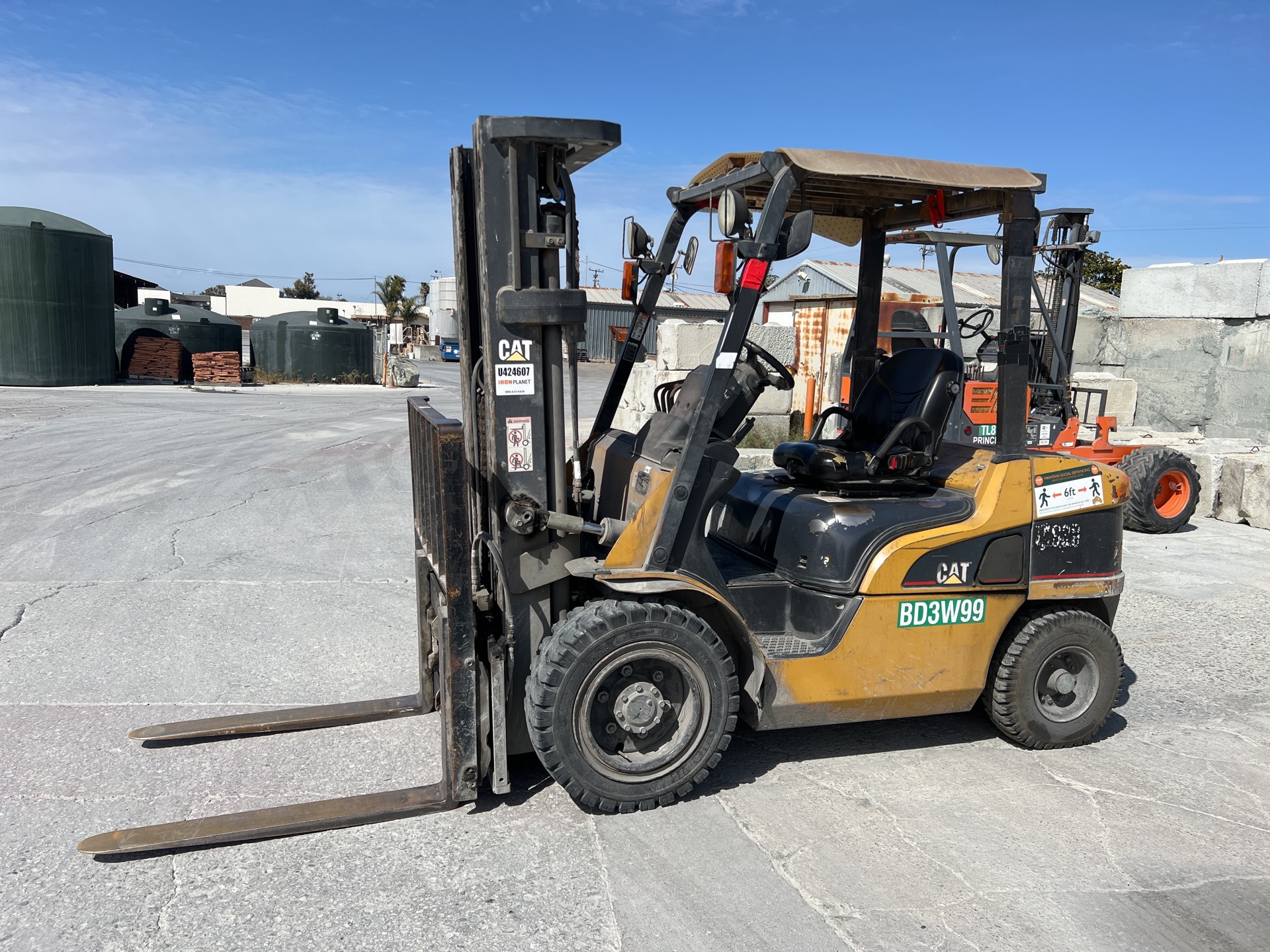 2005 Cat P6000 4900 lb Pneumatic Tire Forklift