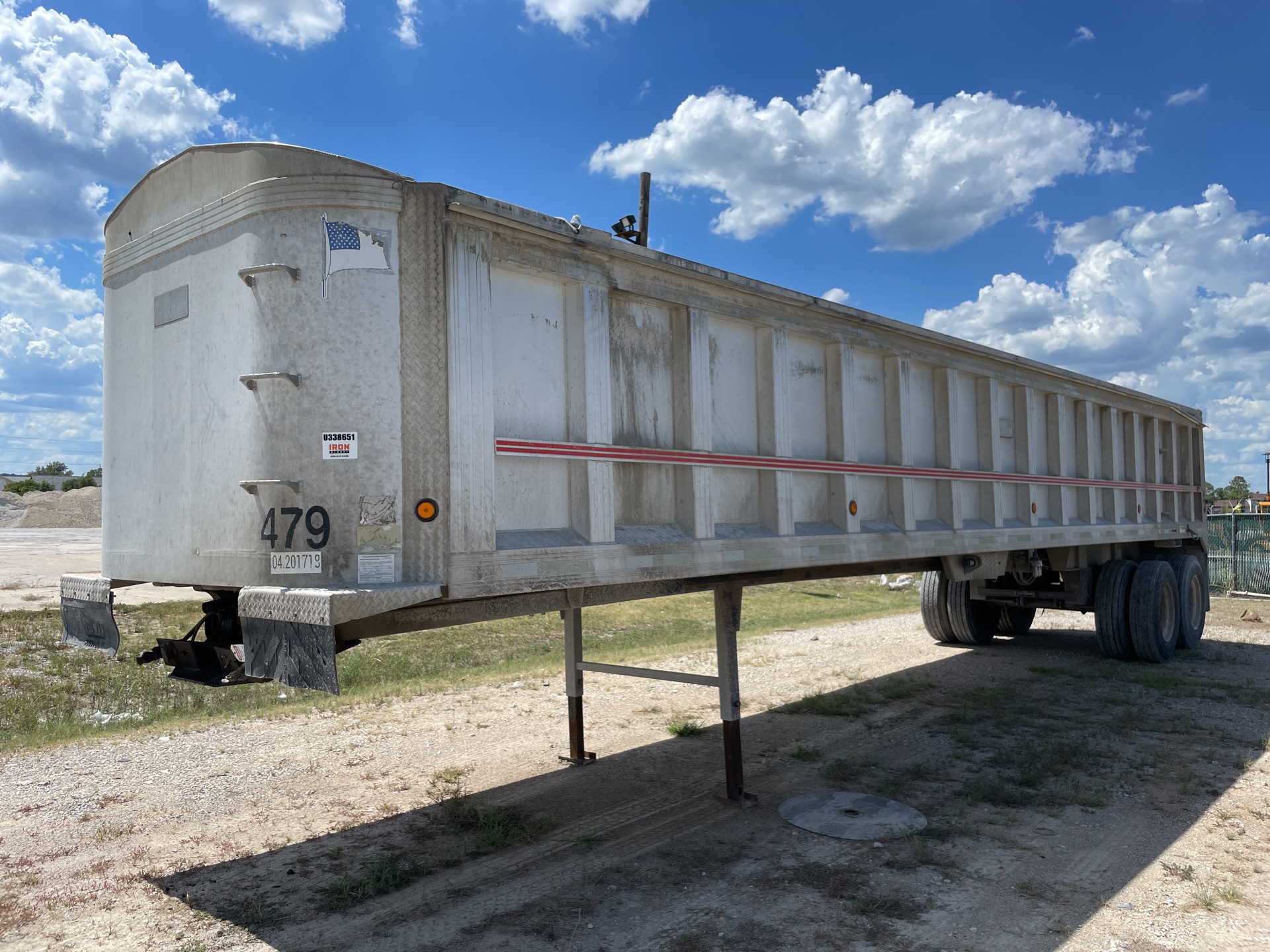 2005 Travis T/A 39 ft End Dump Trailer