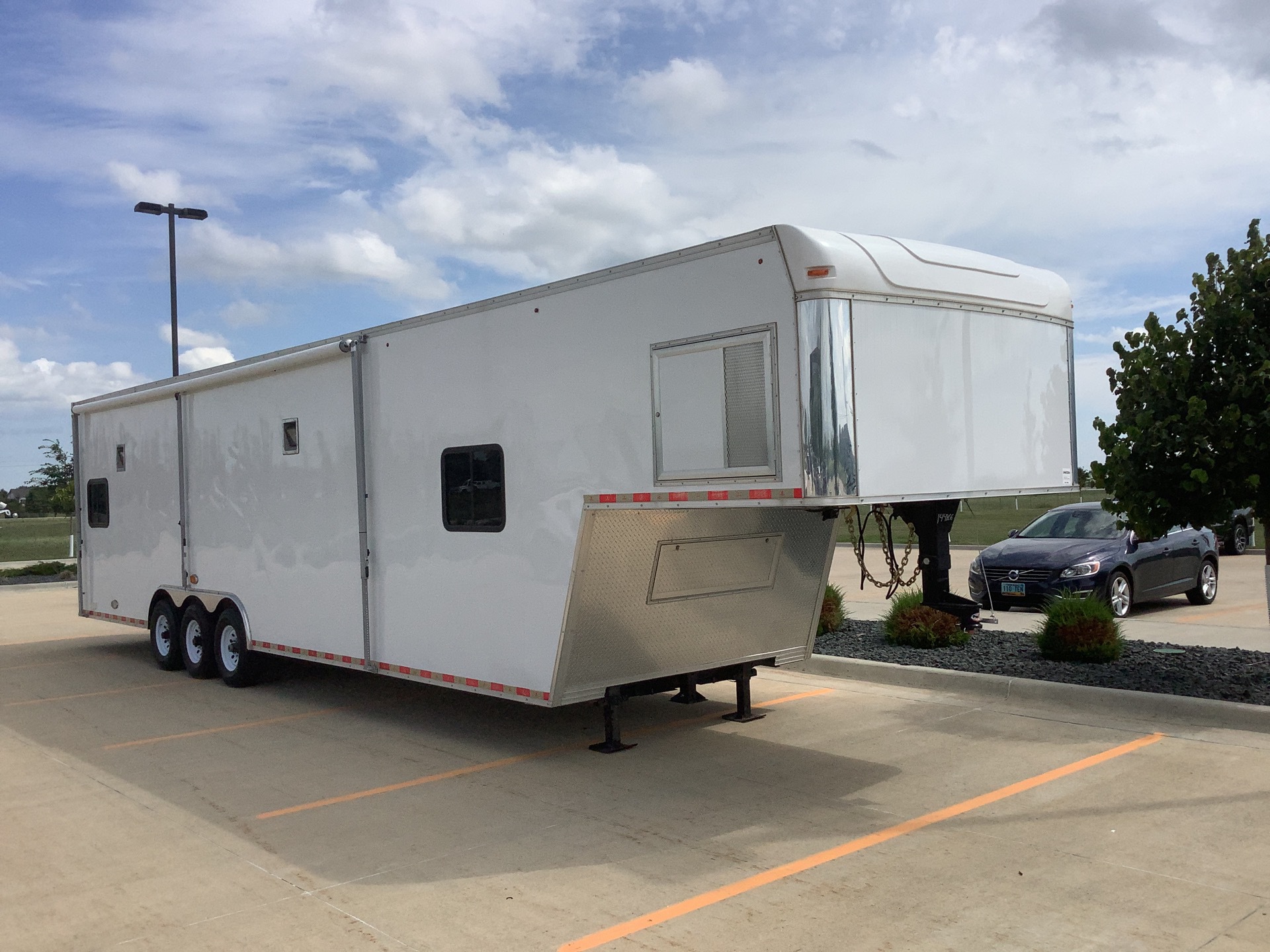 2016 United Trailers FD-306 Tri/A Mobile Office