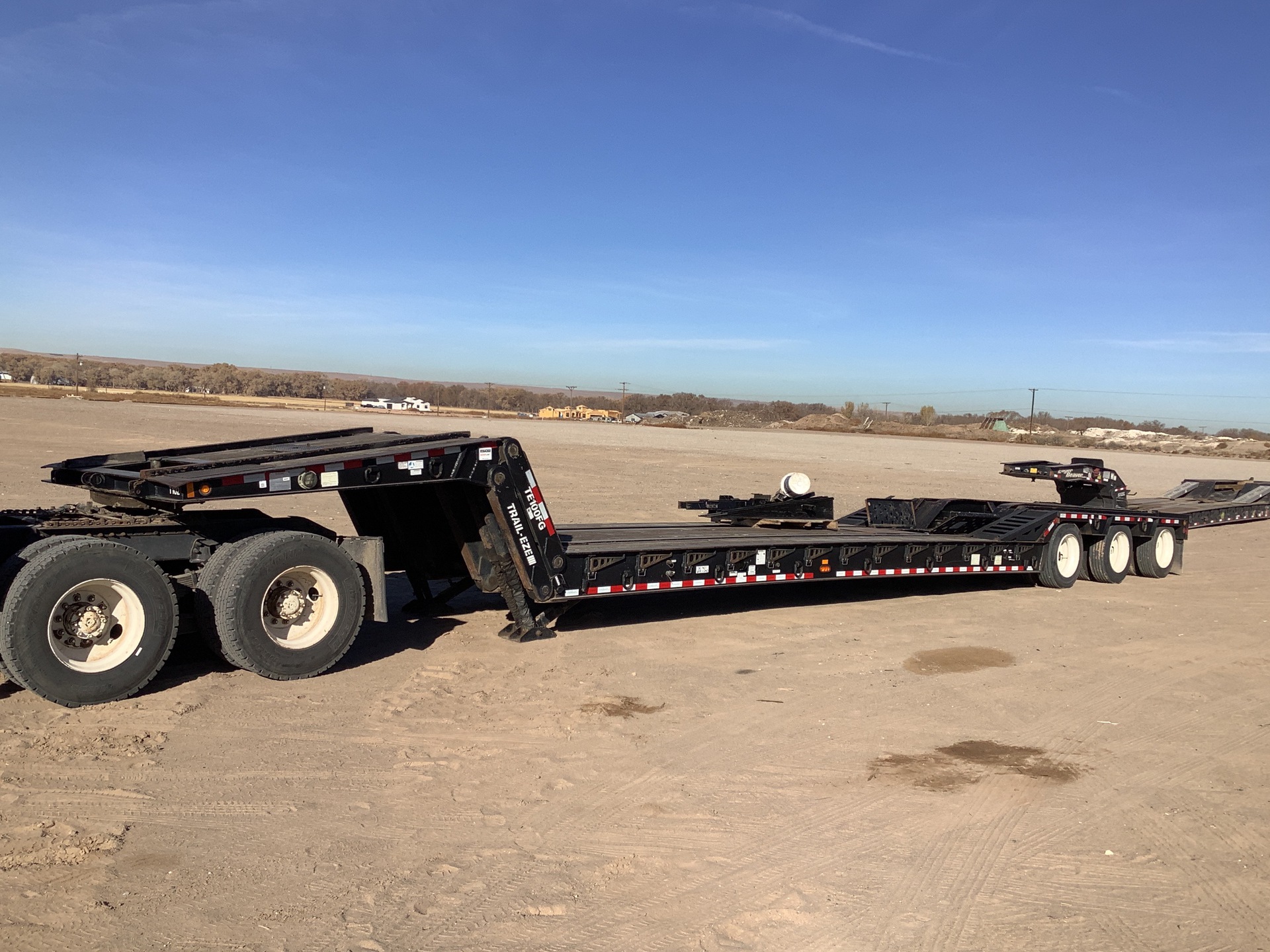 2015 Trail-Eze TE1000-FG Folding Neck Trailer