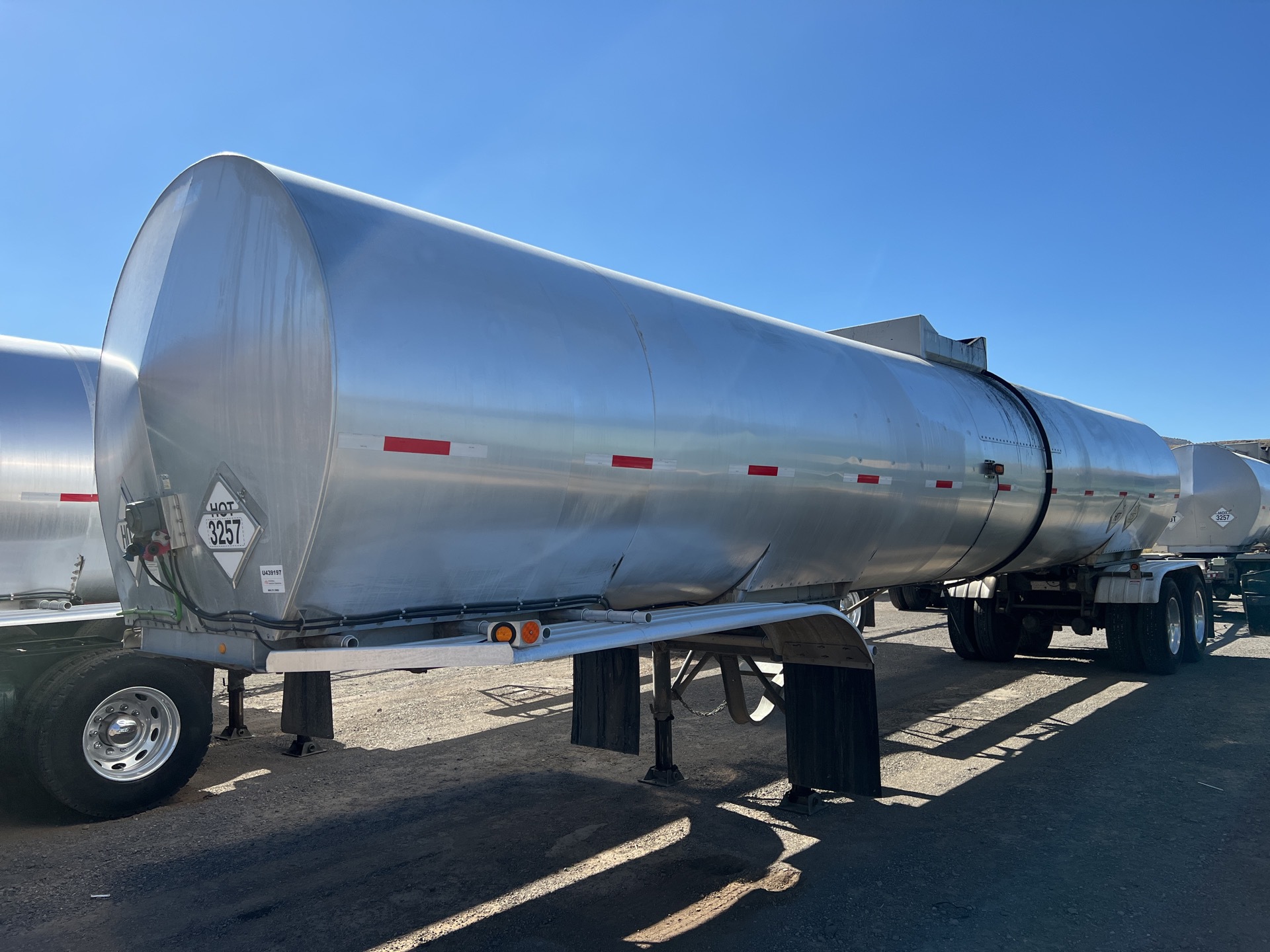 1999 Polar ARJH7500-1 T/A 7500 gal Asphalt Tank Trailer