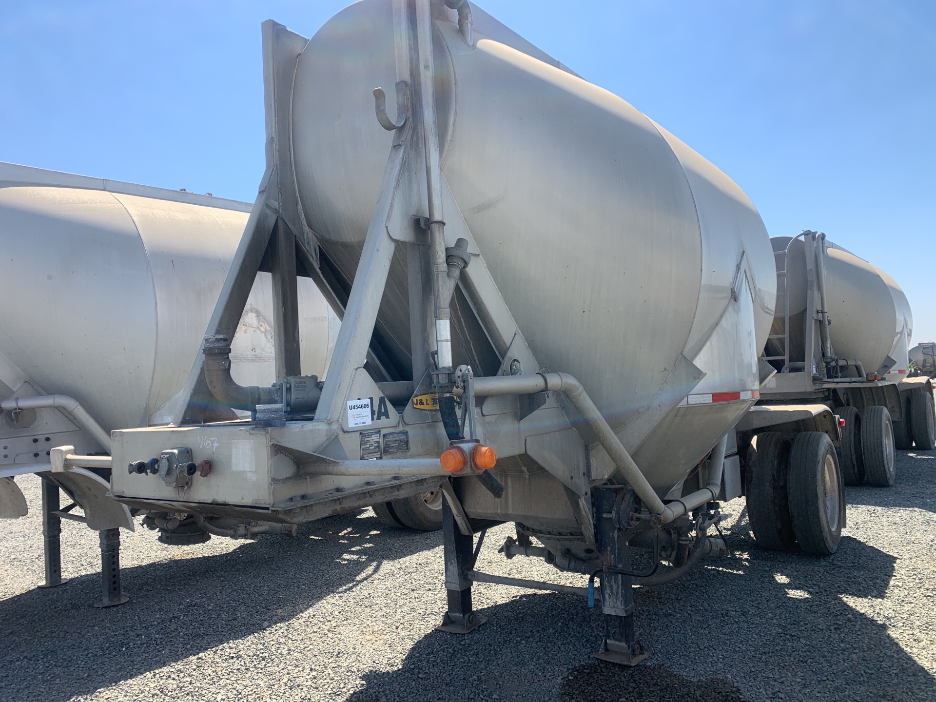 1987 J&L Tank  570 cft Lead Pneumatic Bulk Trailer