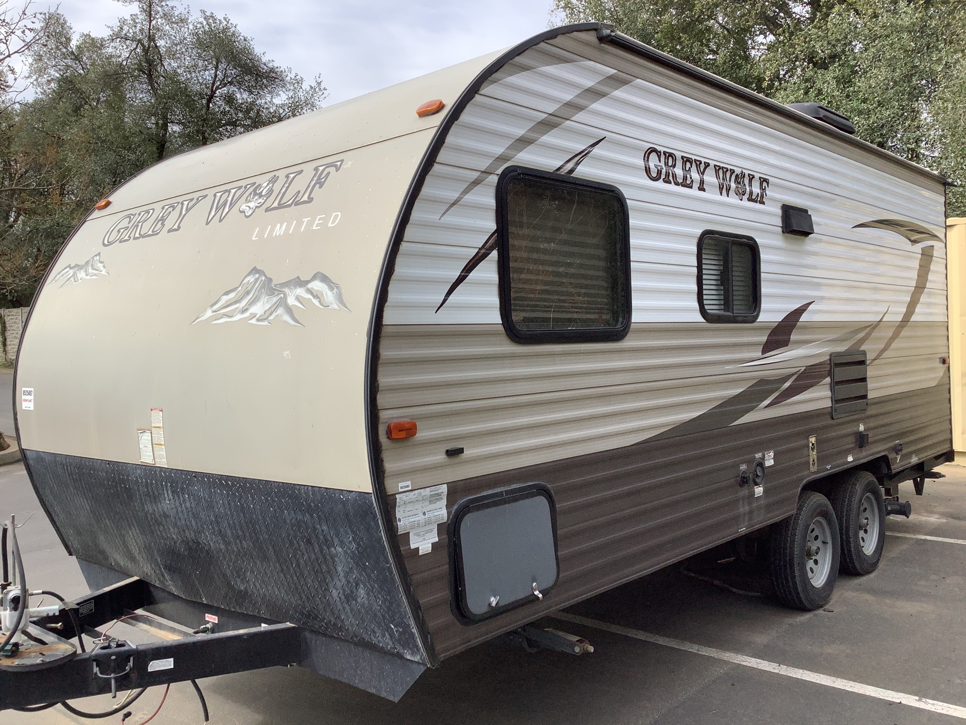 2016 Cherokee Forest River Grey Wolf 24 ft T/A Travel Trailer