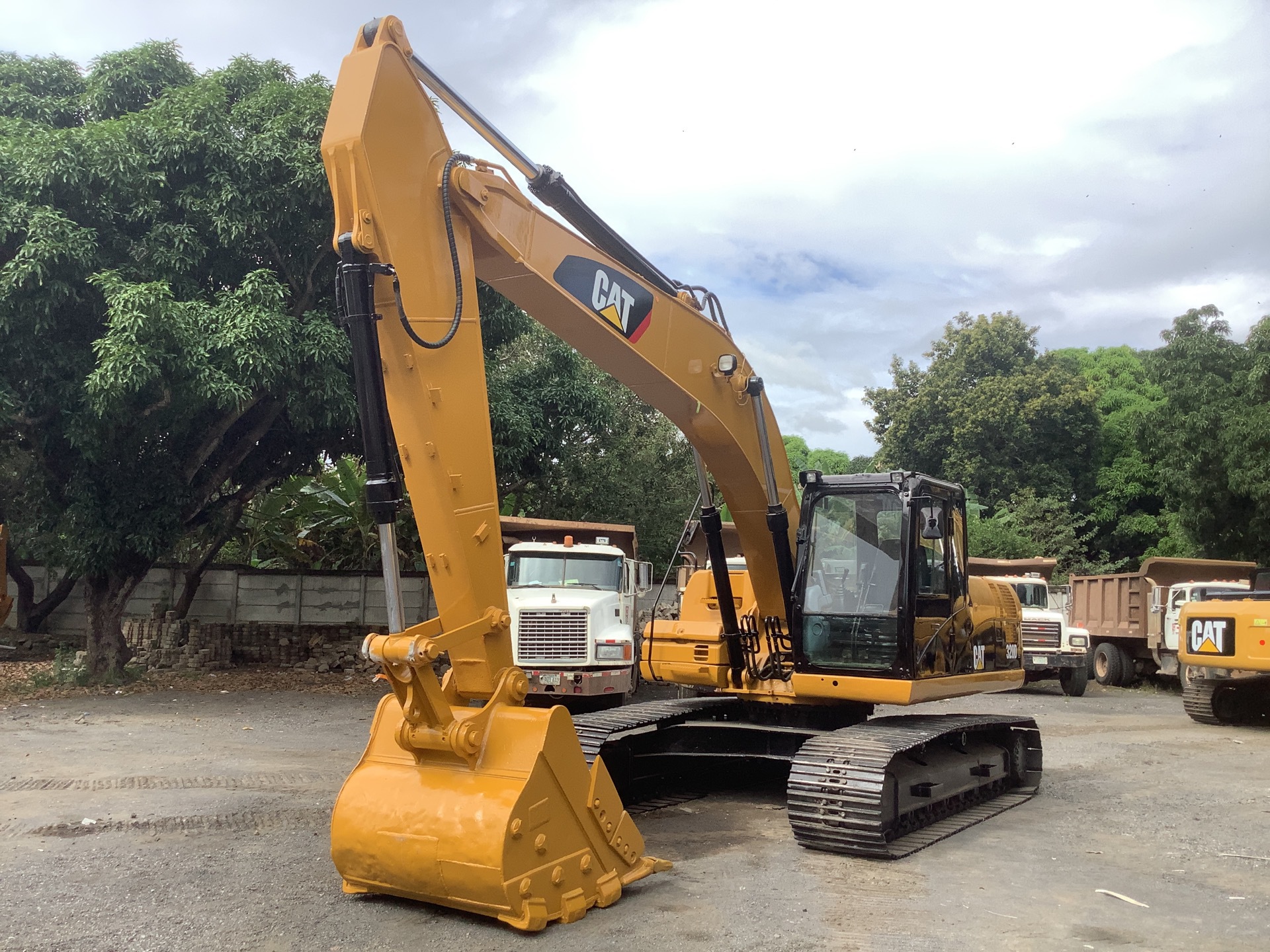 2010 Cat 320DL Tracked Excavator