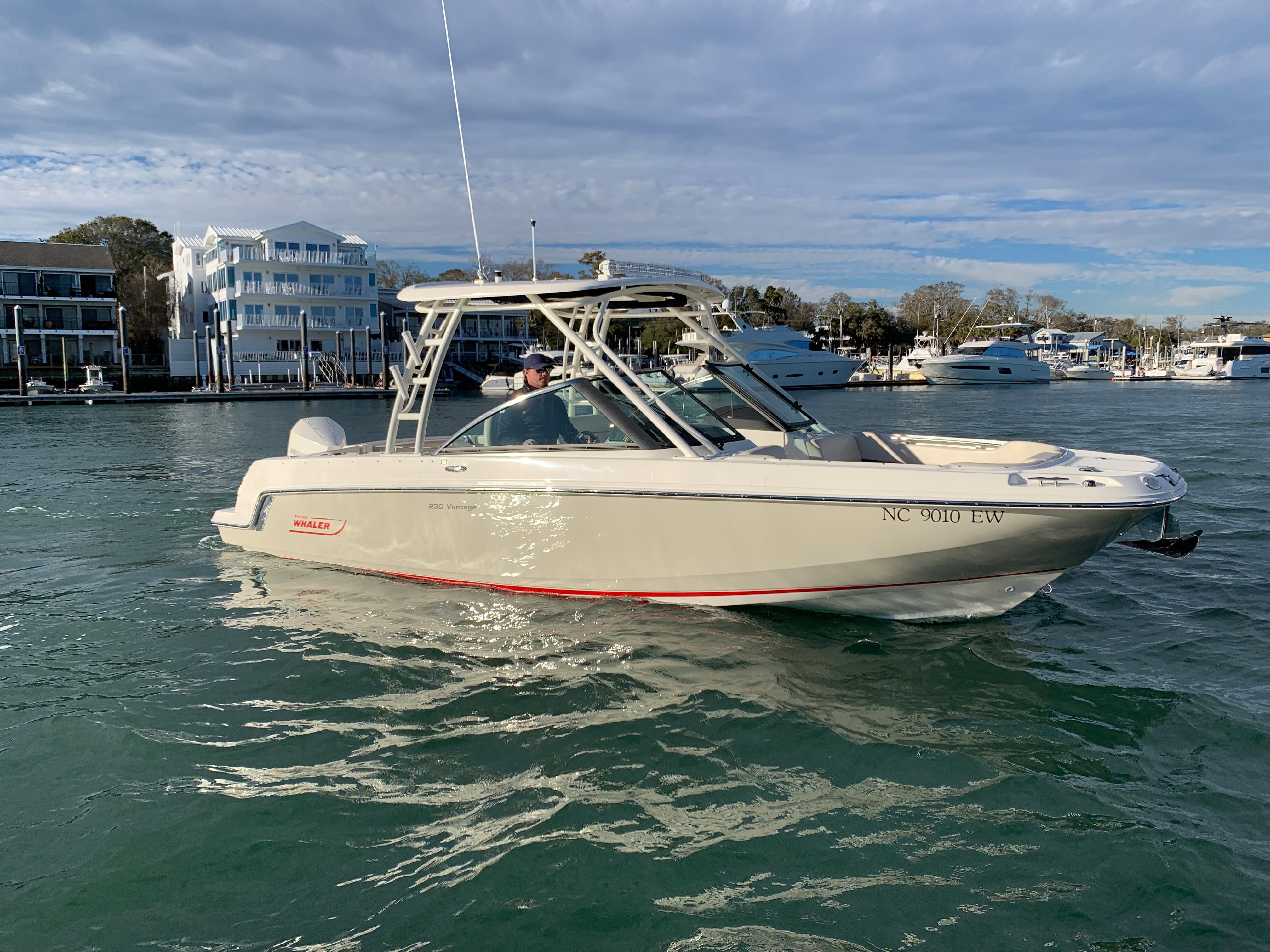 2018 Boston Whaler 230 Vantage