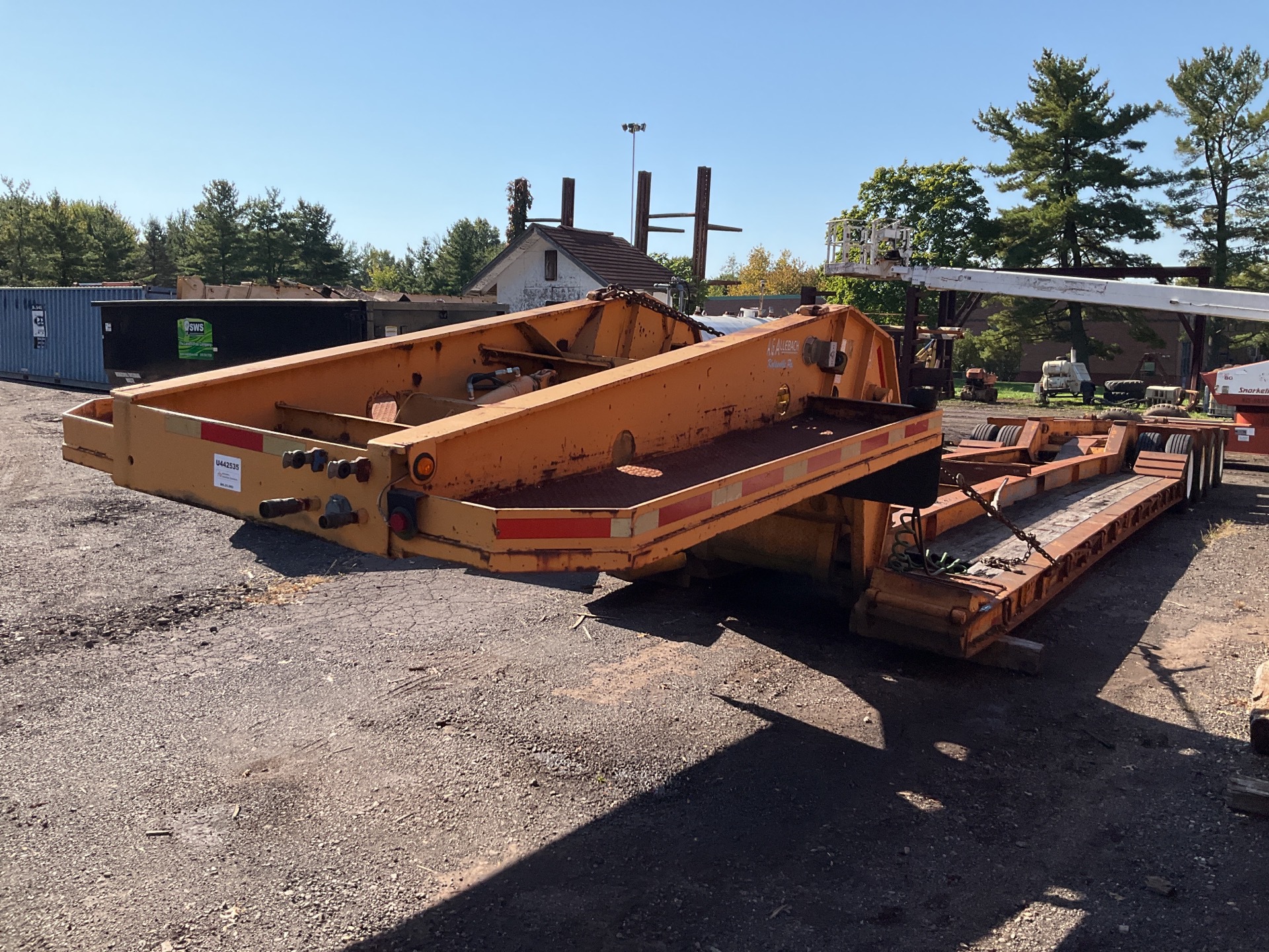 1999 Dynaweld 24.5 ft Tri/A Removable Gooseneck Lowboy Trailer