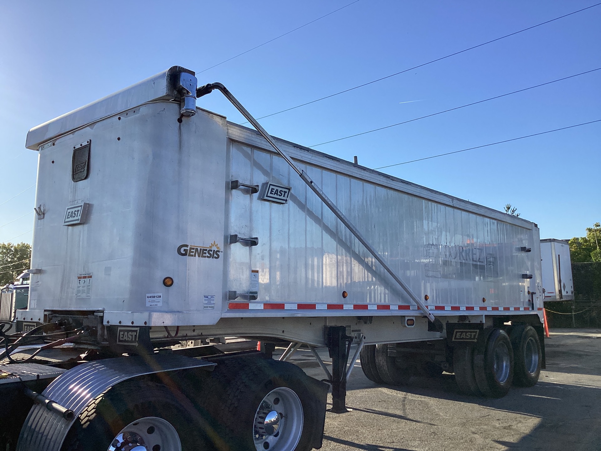 2014 East Genesis 27 ft 10 in T/A Aluminum End Dump Trailer