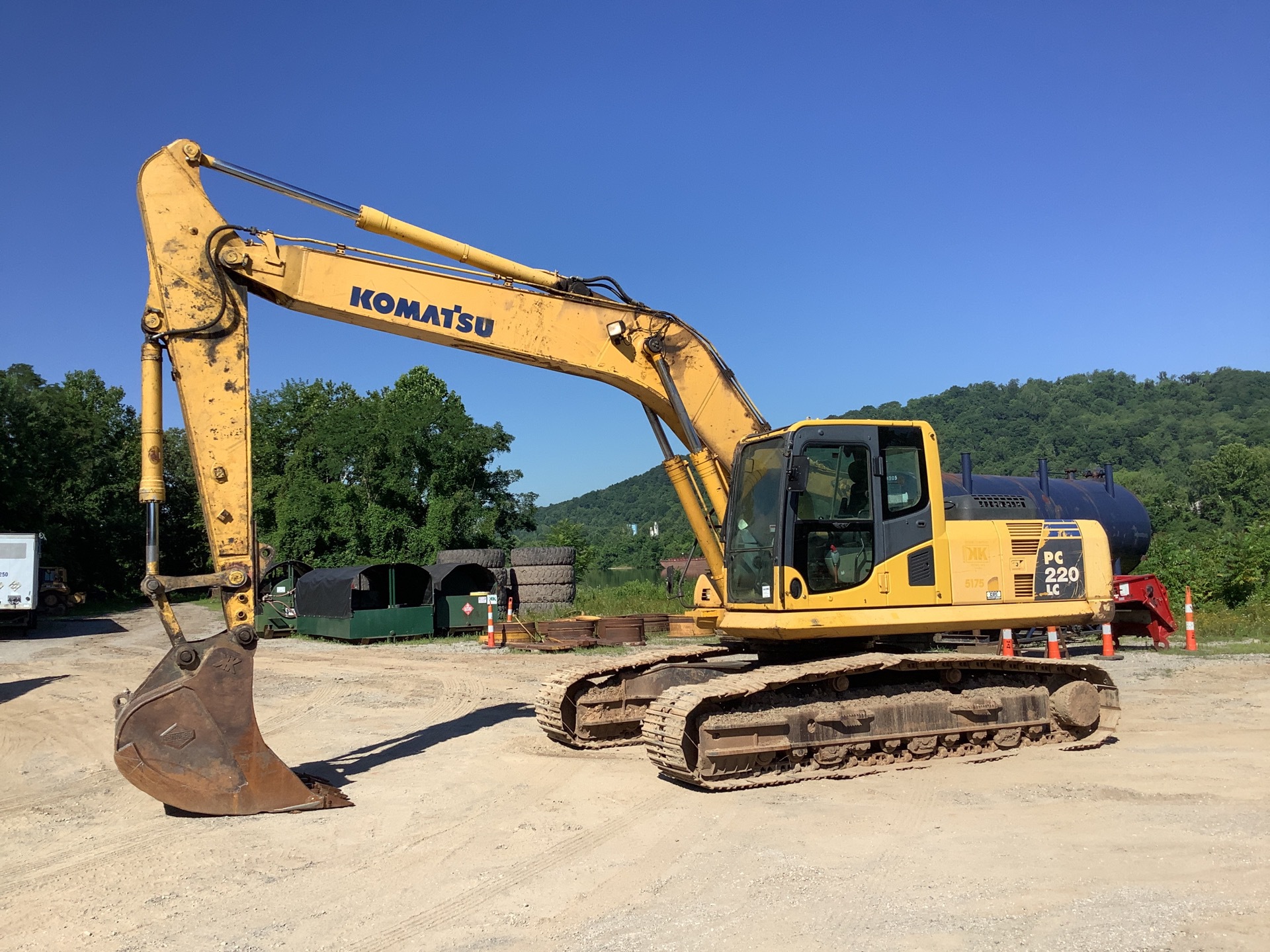 2010 Komatsu PC220LC-8 Tracked Excavator