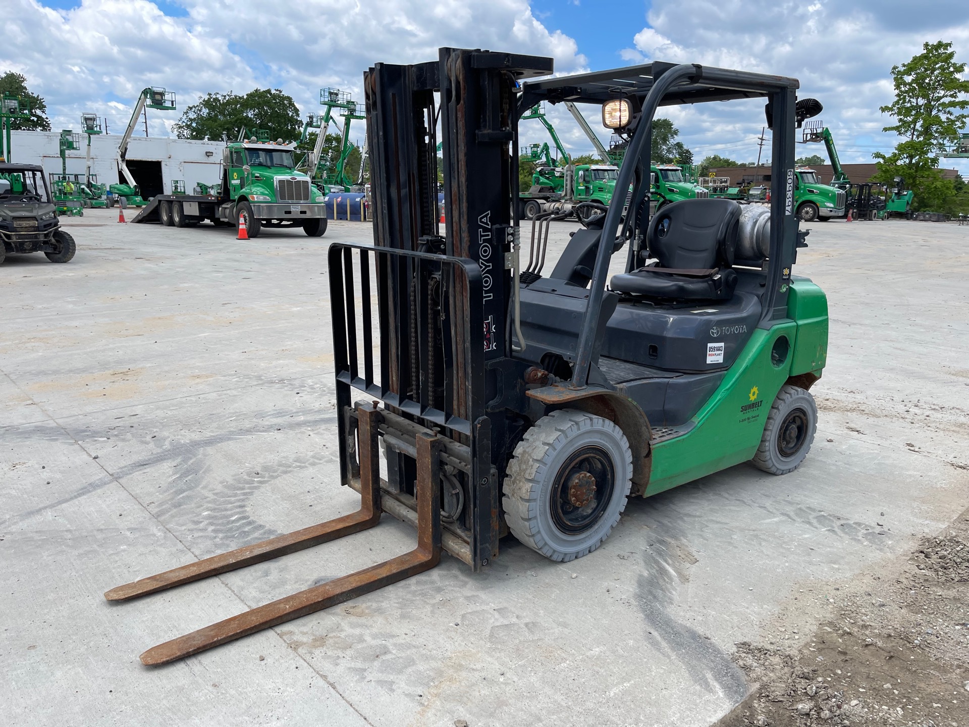 2014 Toyota 8FGU25 4450 lb Pneumatic Tire Forklift